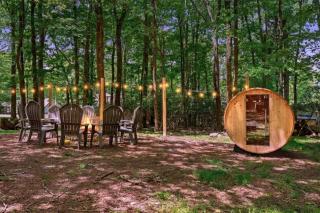 Spacious Honky Tonk, Karaoke, Hot Tub, Sauna, 4-BR, Sleeps up to 11 Guests, Family-Friendly, 5 min walk to lake, Free Parking - 4