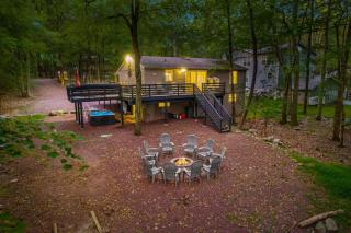 Spacious Honky Tonk, Karaoke, Hot Tub, Sauna, 4-BR, Sleeps up to 11 Guests, Family-Friendly, 5 min walk to lake, Free Parking - 3