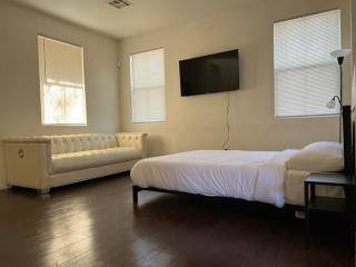 Extended Stay 3 or 4 Beds Cozy Smart Home Living - 8