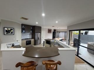 Stylish Harrisdale Home, 20 Min to Perth CBD - 1