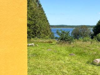 Lakeside Holiday Home with Forest - 9