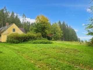 Lakeside Holiday Home with Forest - 3