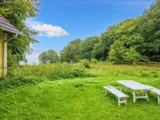 Lakeside Holiday Home with Forest - 4