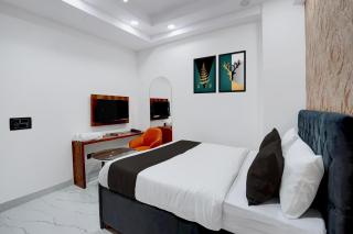 Hotel Aroha A Corporate Suites Near Botanical Garden Metro Station - 3