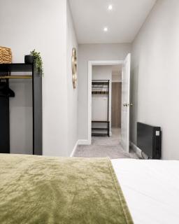 Contractor Stays Central Rugeley 2 Bed Sleeps up to 8 - 1