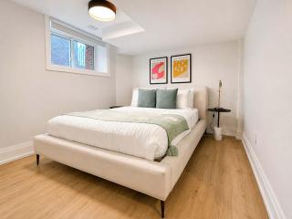 Stylish 2BR West End Oasis Near High Park - 7