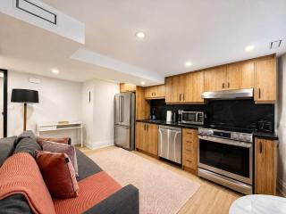 Stylish 2BR West End Oasis Near High Park - 2
