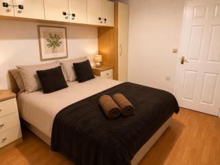 Sunderland City Centre Sleek 2 Bed Apartment - 3
