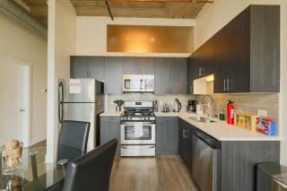 Cozy 2BR Chicago Apartment with Optional Parking and Gym Access Near Field Museum, Lakefront & McCormick Place - 8