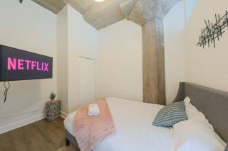 Cozy 2BR Chicago Apartment with Optional Parking and Gym Access Near Field Museum, Lakefront & McCormick Place - 2