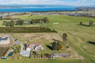 Lake Taupō Estate for 18ppl Pool, Spa & Big Views - 2