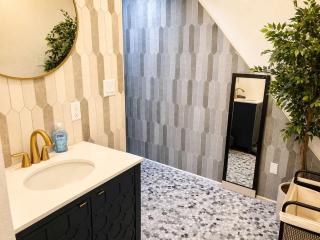 The Cozy Koi Walk to the CDA Resort With Private Porch - 1