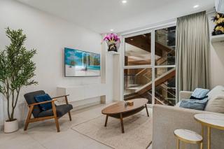 2BR Condo with Pool and Gym Access, Near Palm Beach - 0