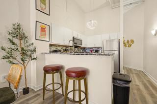 New Downtown Indy Skywalk Access Sleeps 7 - 8