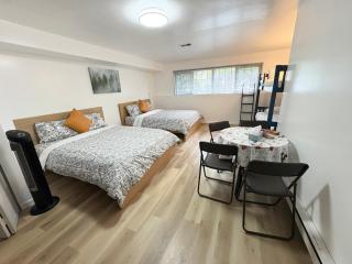 Oakridge Garden Retreat - Free Parking - 6-min walk to Skytrain - 6