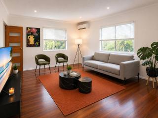 3-bdr house steps to Morayfield shopping center - 0
