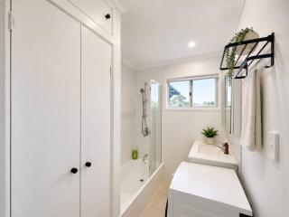 3-bdr house steps to Morayfield shopping center - 5