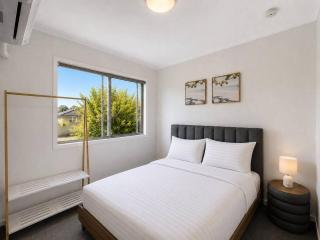 3-bdr house steps to Morayfield shopping center - 2