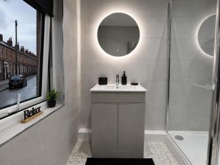 Cosy Modern 2BR Leeds City Stay Free Parking 1gb Wi-fi - 2