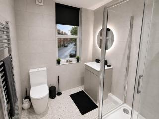 Cosy Modern 2BR Leeds City Stay Free Parking 1gb Wi-fi - 4