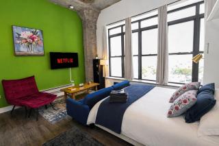 McCormick Place Studio with optional parking and sleeps up to 4 - 9