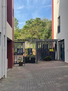 Modern Comfort at Oyster Walk - 4
