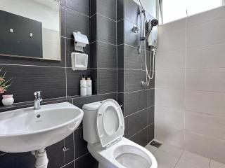 Mt Austin Midori Nanyang Street IKEA Aeon Toppen 5Pax 3B2B - 1