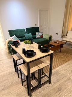 Green Haven, Cozy 2 Bed Apts, park view, family retreat and contractors - Wolverhampton - 3