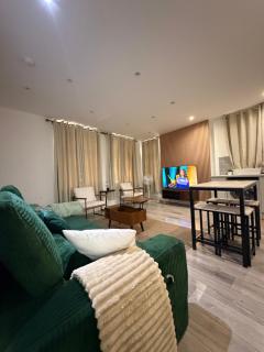 Green Haven, Cozy 2 Bed Apts, park view, family retreat and contractors - Wolverhampton - 4