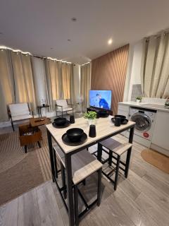 Green Haven, Cozy 2 Bed Apts, park view, family retreat and contractors - Wolverhampton - 2