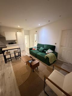 Green Haven, Cozy 2 Bed Apts, park view, family retreat and contractors - Wolverhampton - 1