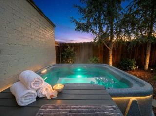 The Lakeside Legend 3BR Sleeps 9 Hot Tub, PS5 - 9