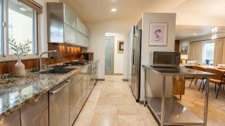 The Lakeside Legend 3BR Sleeps 9 Hot Tub, PS5 - 8