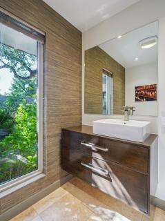 The Lakeside Legend 3BR Sleeps 9 Hot Tub, PS5 - 5