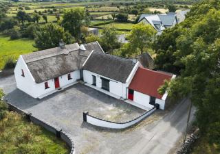 Incredible Galway Thatch Stylish Cottage Near Oranmore Sleeps 6 - 0