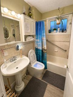 2BR Entire Home Near PVD Fast WiFi EV Charger - 2