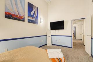 New Stylish Indy Apt -Perfect for Groups -3BR - 9