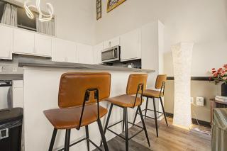 New Stylish Indy Apt -Perfect for Groups -3BR - 8