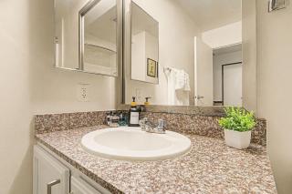New Stylish Indy Apt -Perfect for Groups -3BR - 7