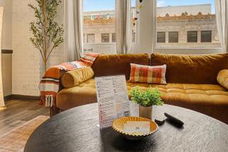 New Stylish Indy Apt -Perfect for Groups -3BR - 5