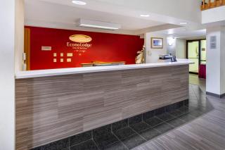 Econo Lodge Inn & Suites Oconto - 7