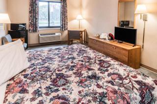 Econo Lodge Inn & Suites Oconto - 4