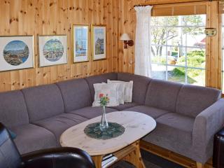 3 person holiday home in Henningsvær - 4