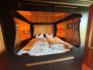 Grand Log Cabin With Fireplace And 12-14 Beds - 6