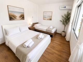 Finikoudes Marina Beachfront Grand Apartment - 7