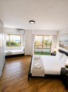 Finikoudes Marina Beachfront Grand Apartment - 9