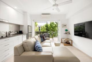 Elegant Modern Coastal Escape Steps from Noosa Main Beach - 9