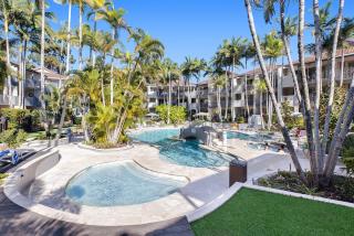 Elegant Modern Coastal Escape Steps from Noosa Main Beach - 7