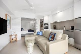 Elegant Modern Coastal Escape Steps from Noosa Main Beach - 5