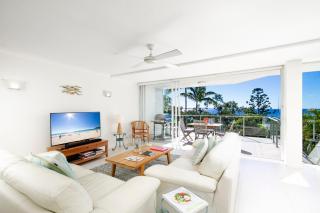 Courtyard Charm, Ocean Views, Little Cove - 4